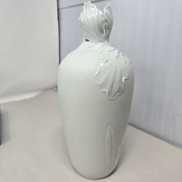 Franz All White Unpainted Iris Flower Vase Sculpted Neck Matte & Glossy Timeless - Picture 4 of 9